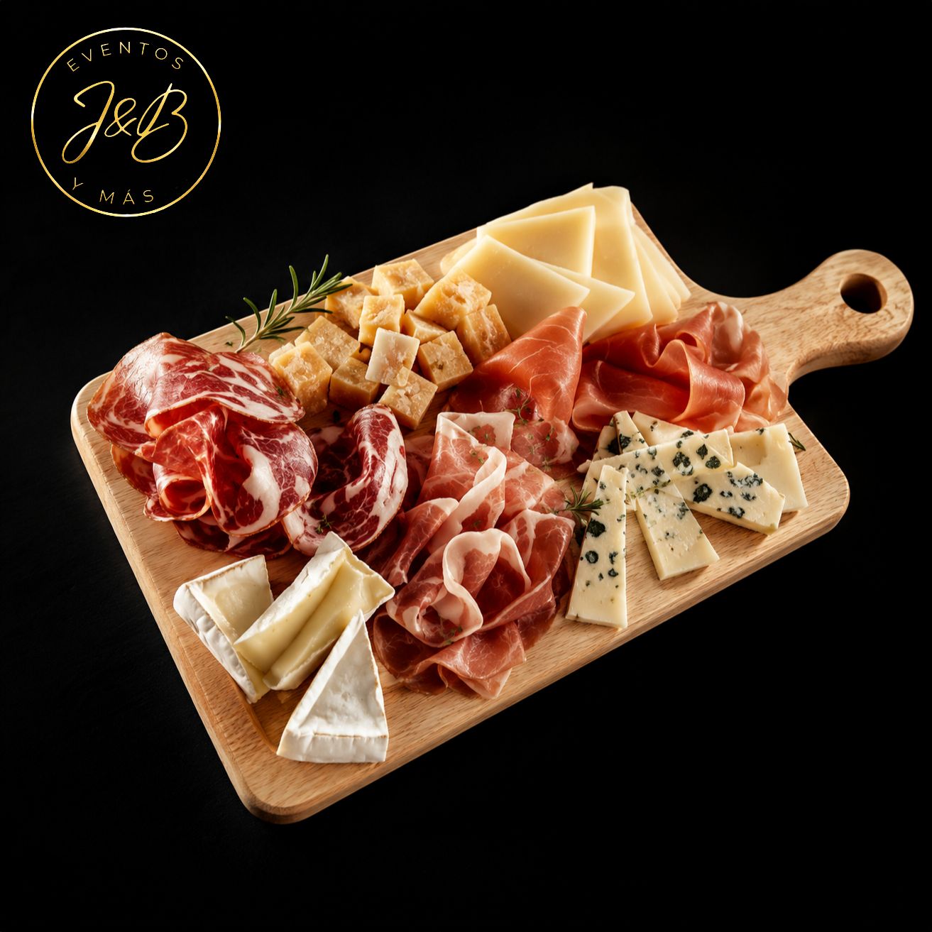 Tabla gourmet de quesos y carnes frías para eventos